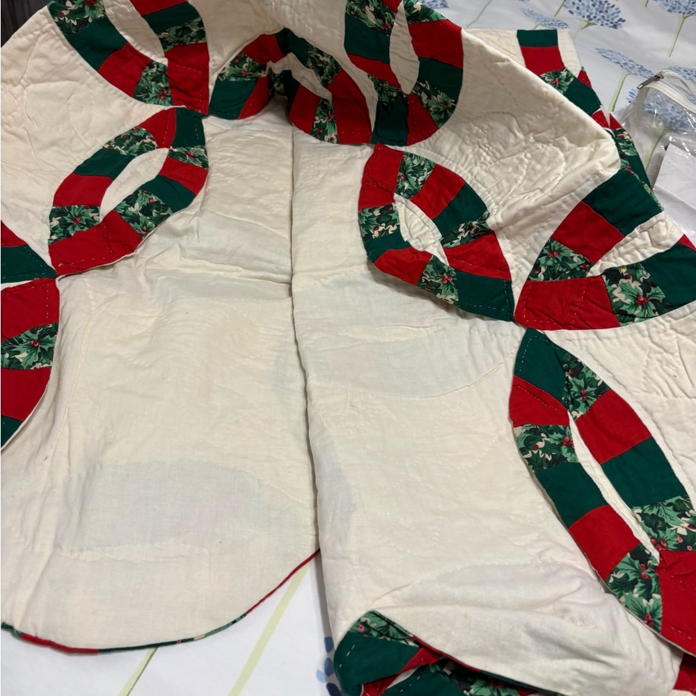 Hand Quilted Christmas Double Wedding Ring Lap Throw 50” x 60” - Picture 4 of 4